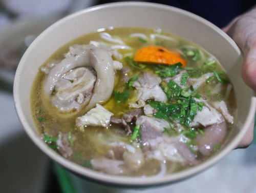 Foreign guests 'argue' which is better: pho or bun bo Hue in Vietnam