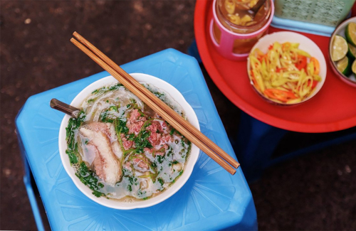 The secret of the Michelin restaurant serving pho with a large crowd in Hanoi