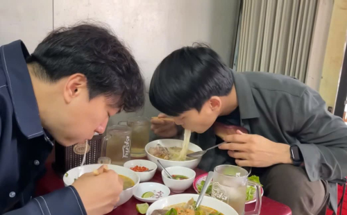 First time eating authentic Bun Bo Hue, Korean visitors rave about the taste