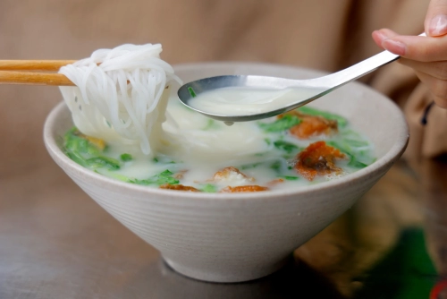 Món bún cá nước dùng đục như sữa, hương vị 'độc lạ'
