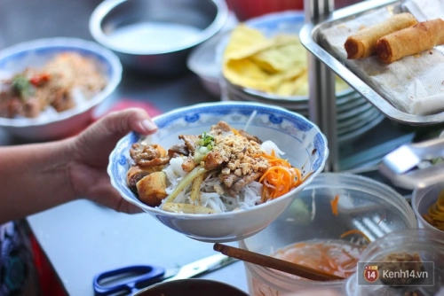 Sài Gòn có mấy món bún mà cứ trộn trộn lên là thấy ngon "bá cháy"