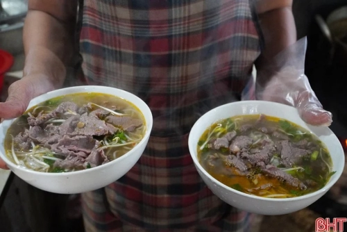Kiểu ăn phở bò lạ lùng, có một không hai ở một chợ quê tại Việt Nam