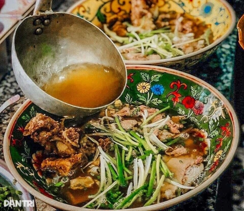 Món phở bò "khổng lồ" phục vụ trong chiếc bát sứ giá 3 triệu đồng ở Hà Nội