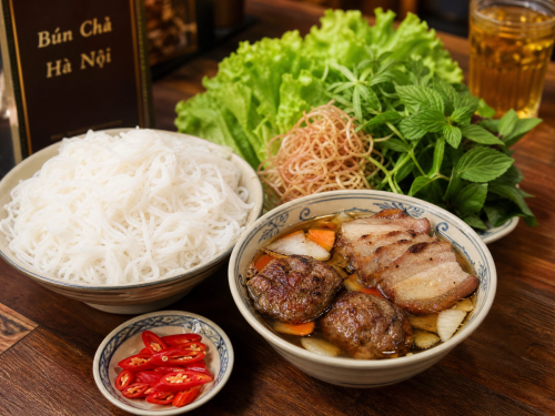 Bún chả Hà Nội - sự kết hợp tinh tế giữa thịt nướng than hoa đậm đà và nước chấm chua ngọt.