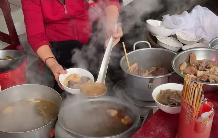 First time eating authentic Bun Bo Hue, Korean visitors rave about the taste 1