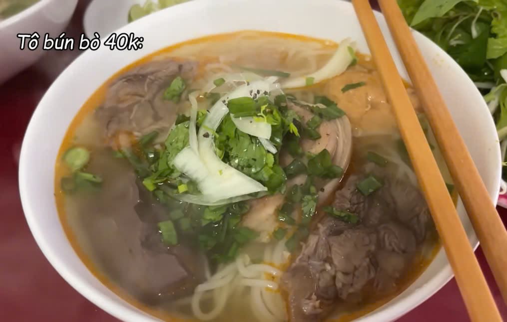 First time eating authentic Bun Bo Hue, Korean visitors rave about the taste 2