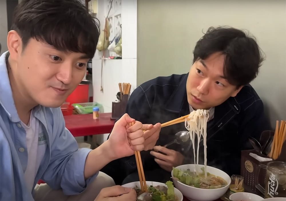 First time eating authentic Bun Bo Hue, Korean visitors rave about the taste 3