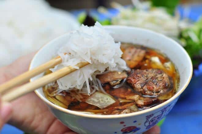 Cụ bà Nhật Bản lần đầu ăn bún chả 1