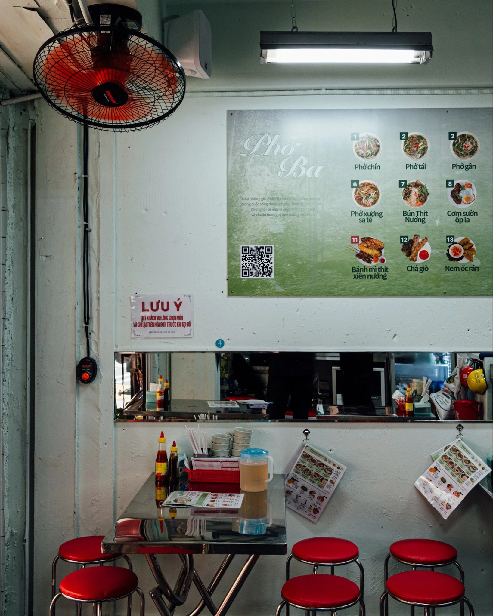 Quán phở Việt Nam xuất hiện trong MV Kpop 4