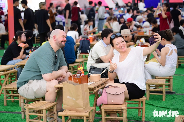 quang ba am thuc ra the gioi 2