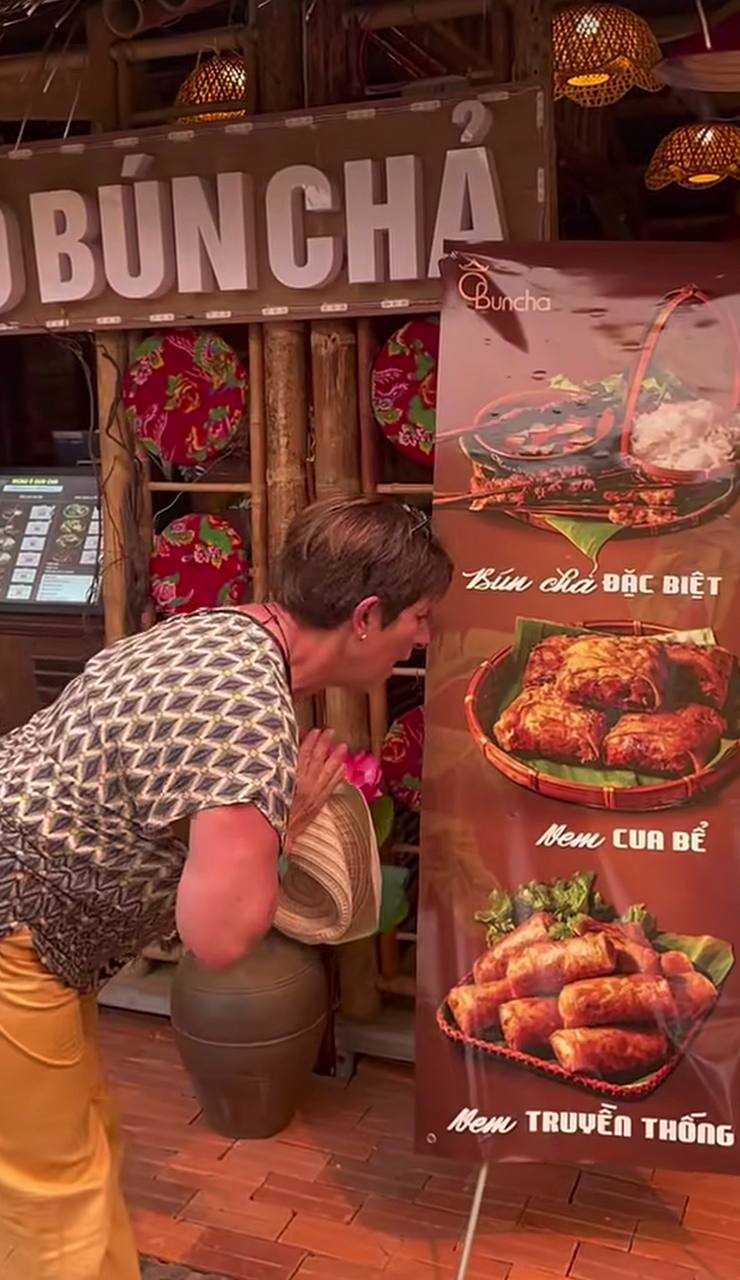 Nữ du khách Pháp 1