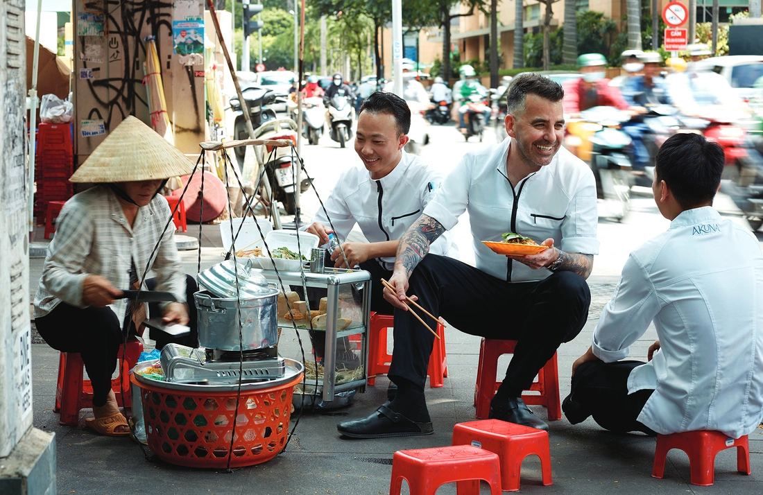 Sam Aisbett rất mê ẩm thực đường phố Việt Nam 1