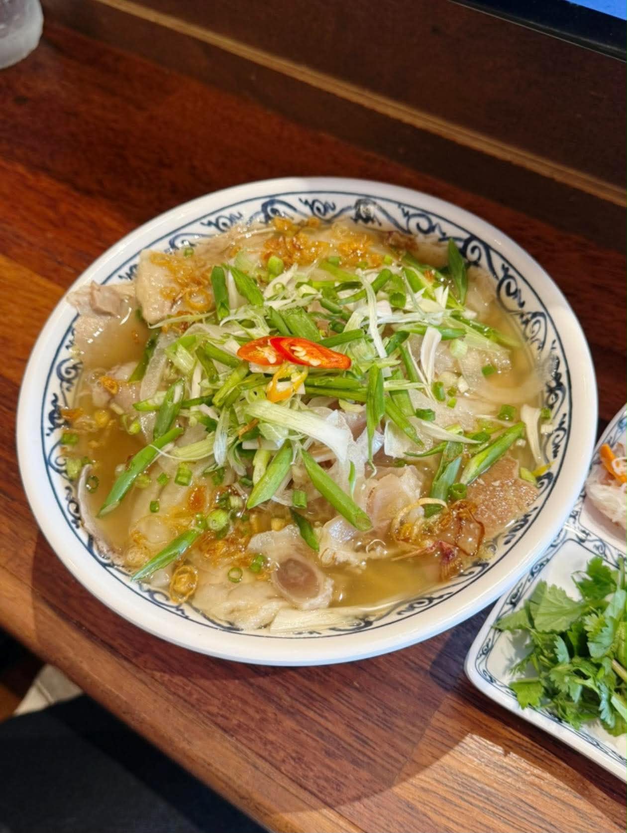 Món phở bò tại quán 우행시
