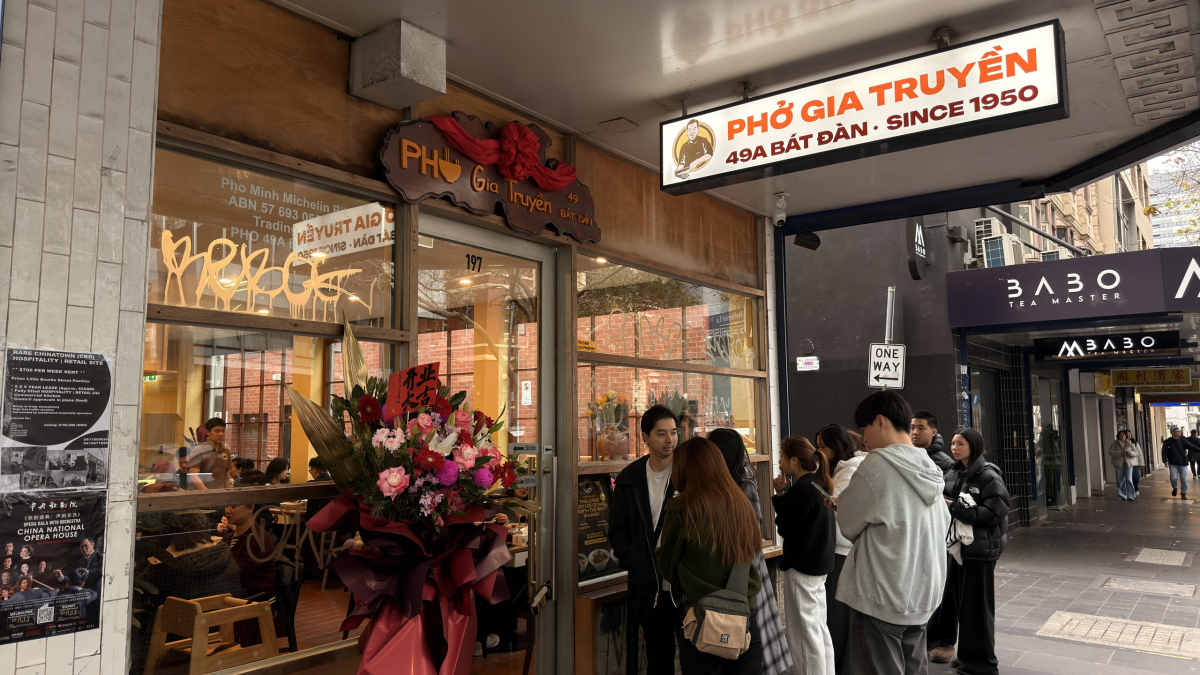 Thực khách xếp hàng chờ thưởng thức phở gia truyền Bát Đàn Hà Nội