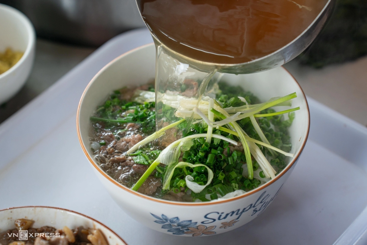 Sợi phở tươi dẻo dai hòa quyện cùng nước dùng nóng hổi