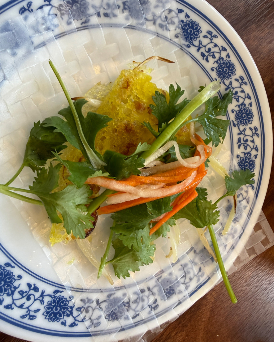 Cận cảnh bánh xèo cuộn rau sống bánh tráng và bún