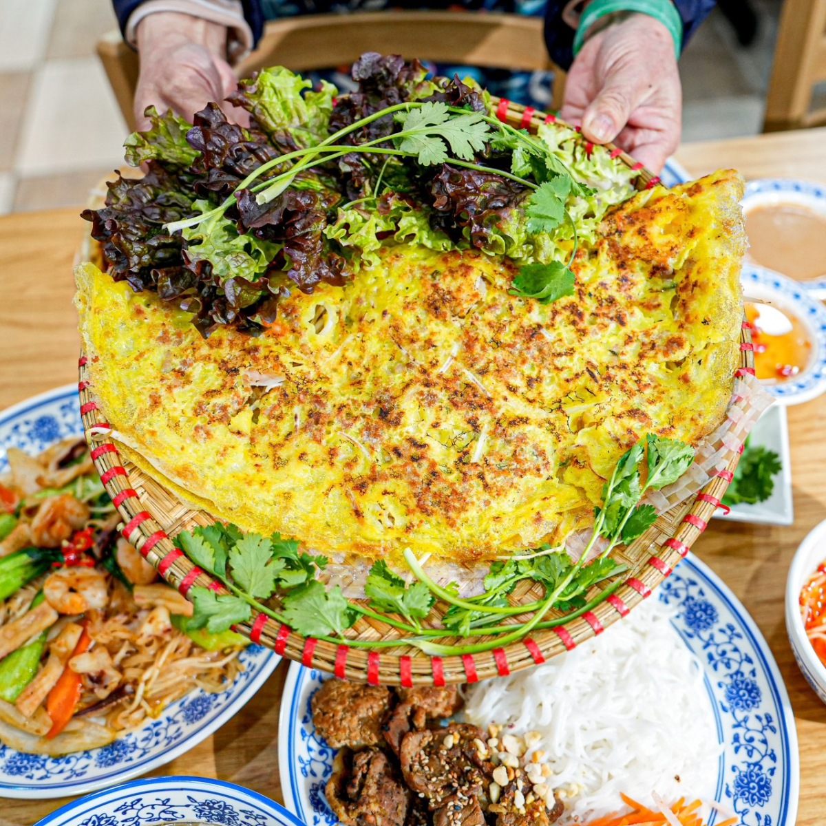 Món bánh xèo vàng ươm giòn rụm tại HUONG QUE QUAN