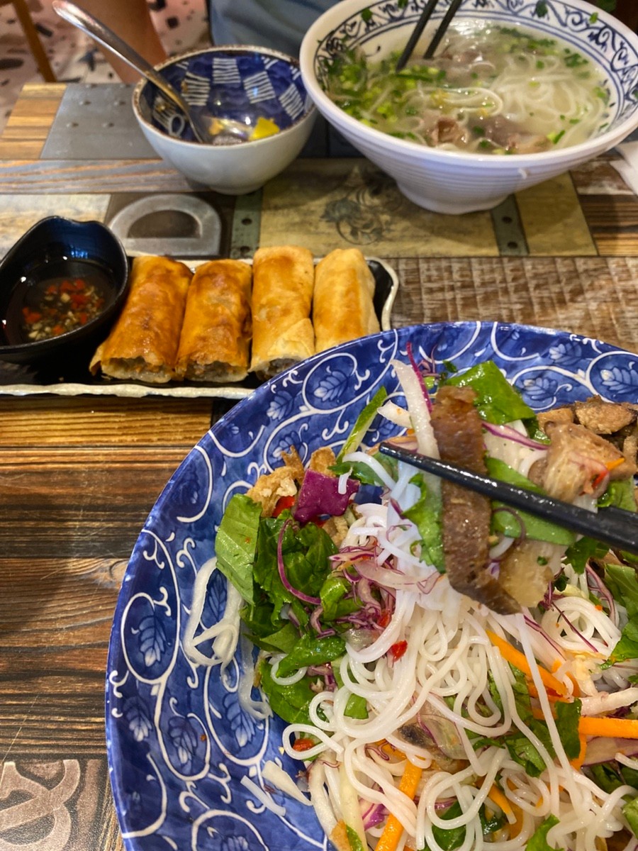 Tô bún trộn tươi ngon kèm rau sống và sốt trộn đặc trưng