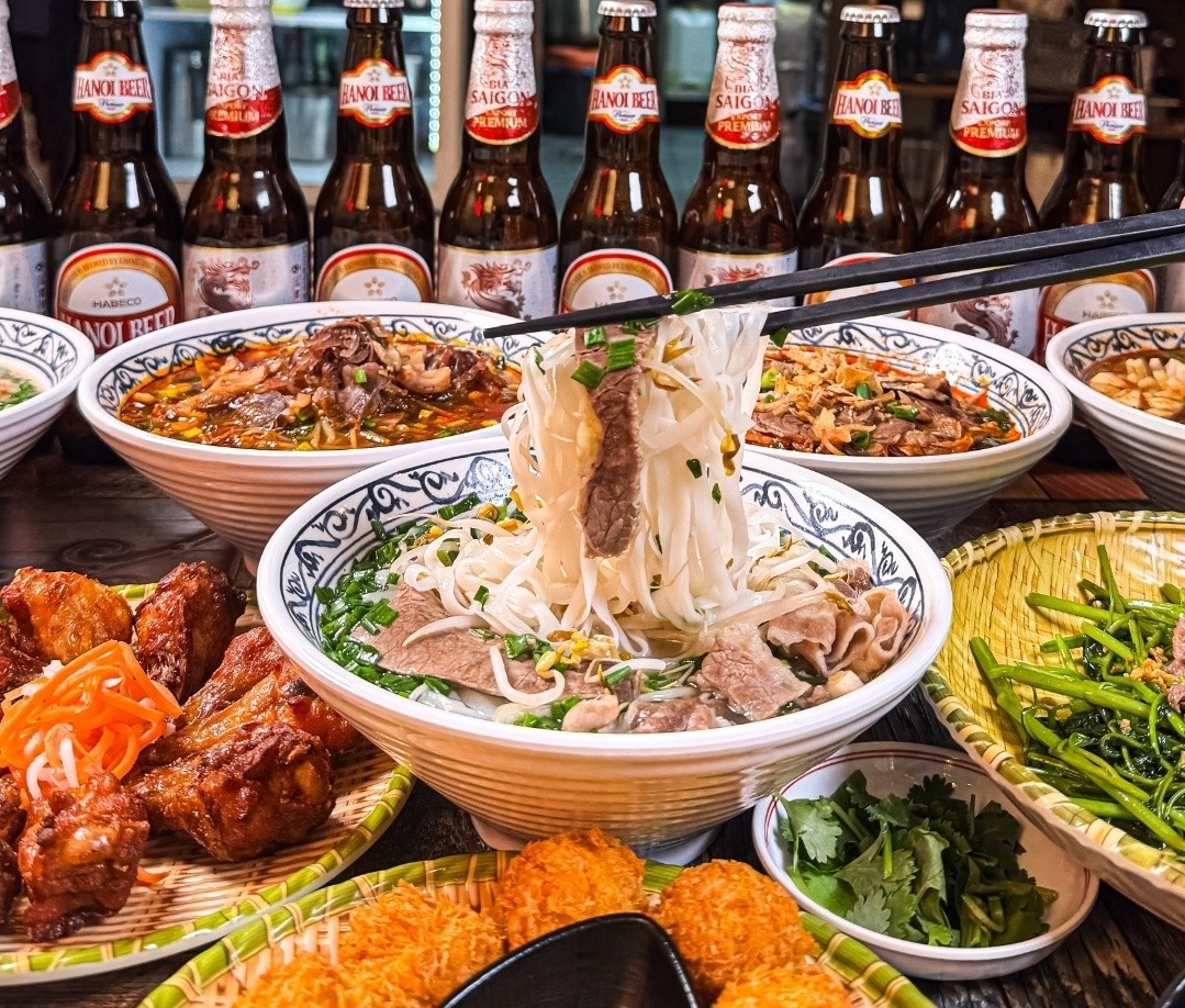 Tô phở bò truyền thống nhiều thịt và bánh phở tại nhà hàng PHO NGON