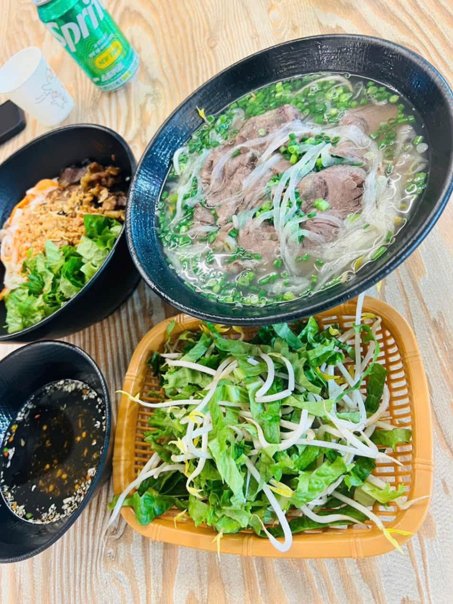 Tô phở bò nóng hổi thơm ngon tại Net Ha Noi Daejeon