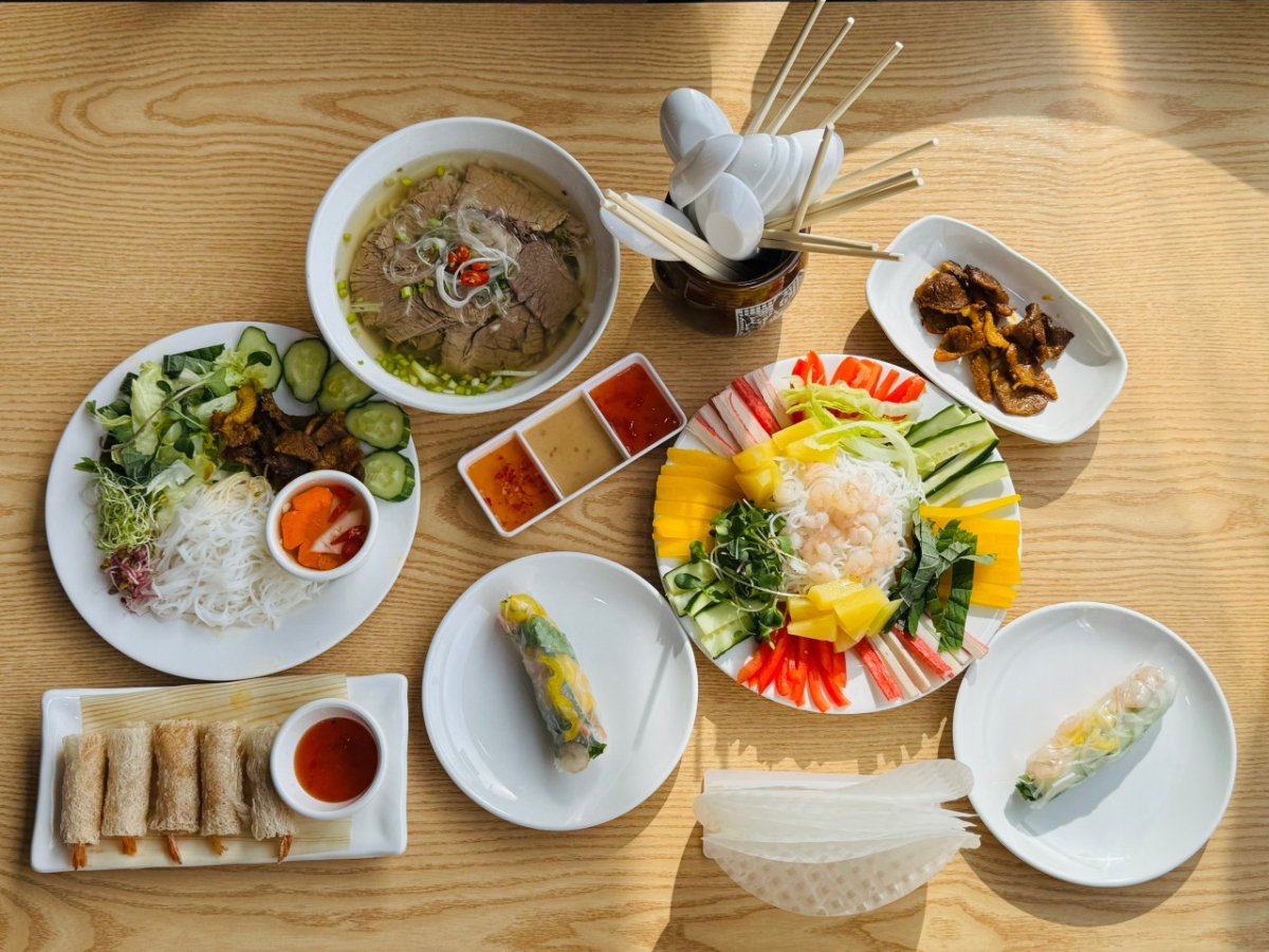 Bàn ăn đầy đặn các món ăn Việt Nam tại 99쌀국수