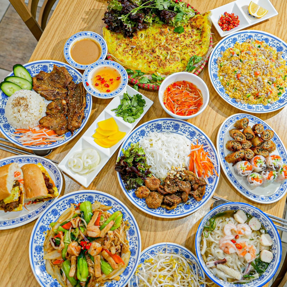 Bàn ăn ê hề đầy ắp các món ăn ngon tại HUONG QUE QUAN