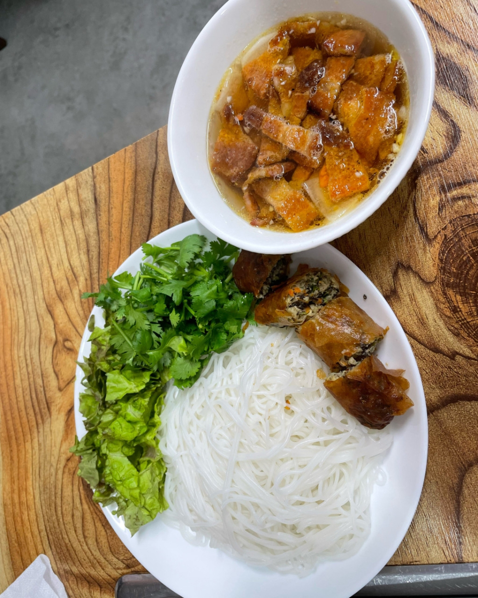 Phần bún chả và nem rán giòn rụm hấp dẫn tại HA ANH Pocheon