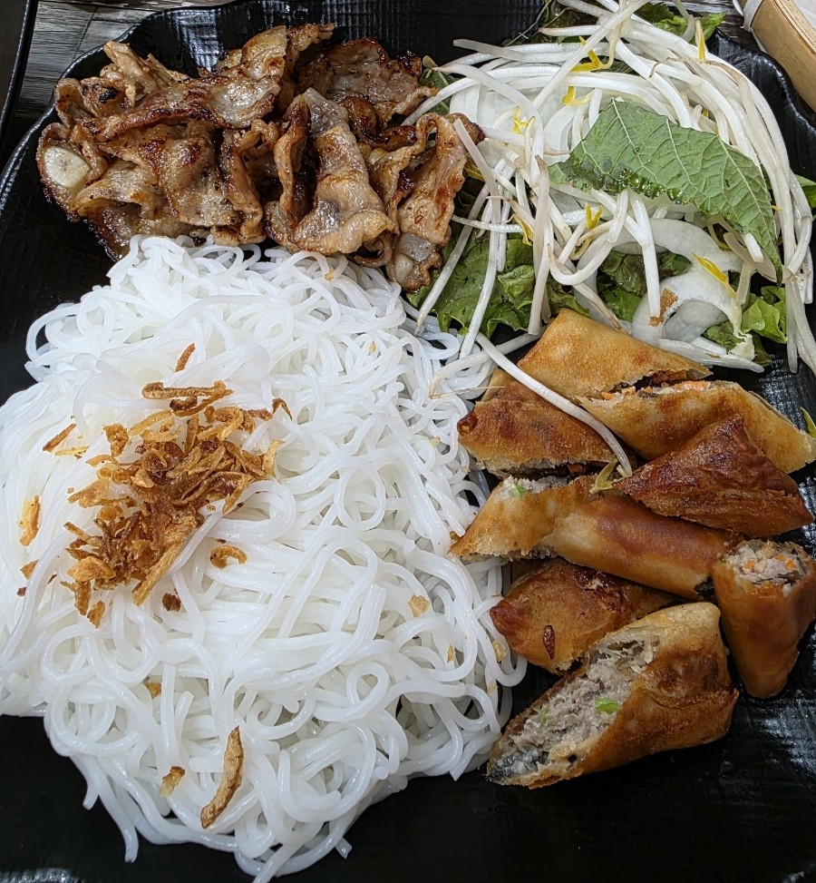 Mẹt bún chả thịt nướng và nem rán hấp dẫn