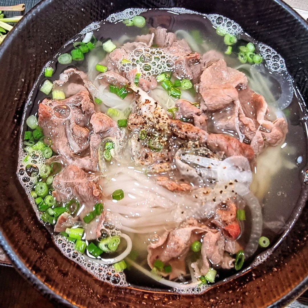 Tô phở bò nóng hổi nhiều thịt tại PHỞ XIN CHÀO