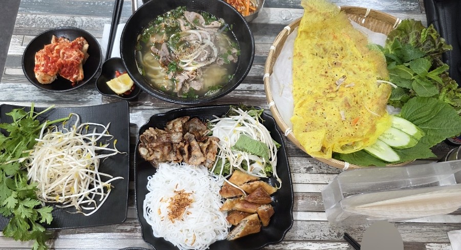 Bàn ăn đầy đặn các món ăn Việt Nam tại PHỞ XIN CHÀO